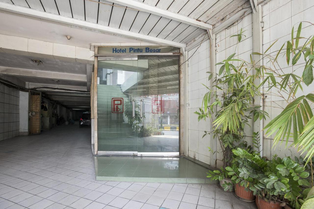 Reddoorz Plus Near Jakarta Kota Station Exterior photo