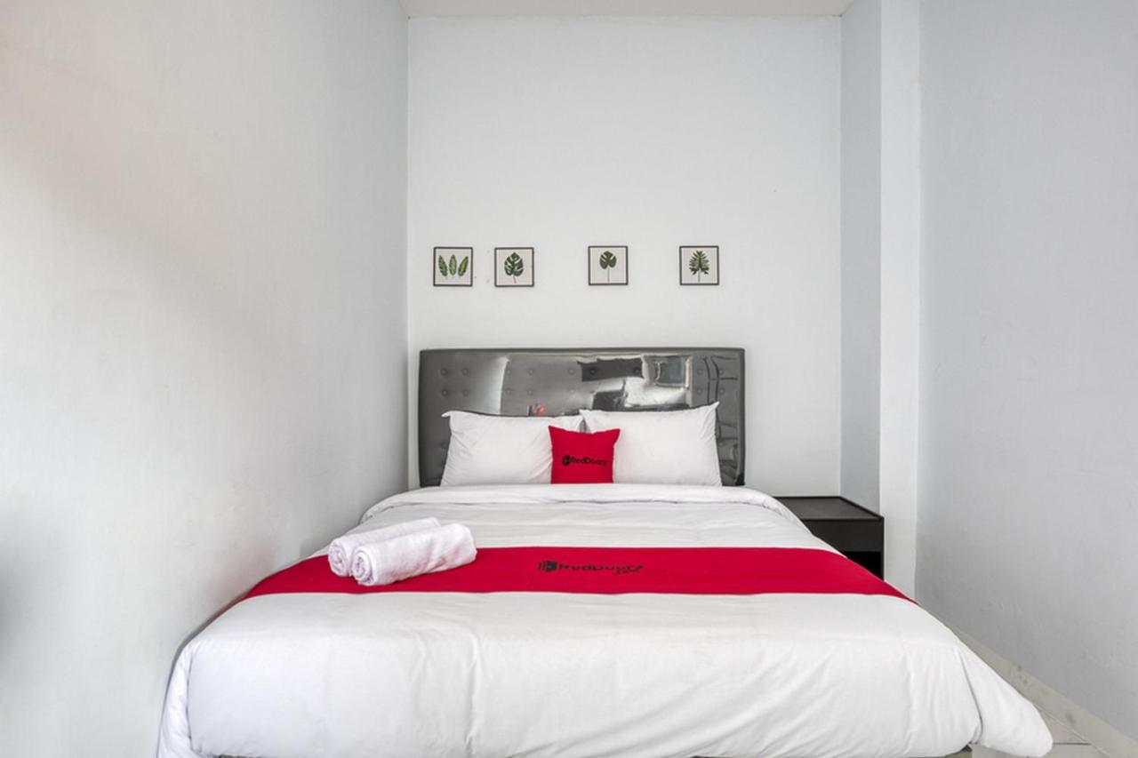 Reddoorz Plus Near Jakarta Kota Station Exterior photo
