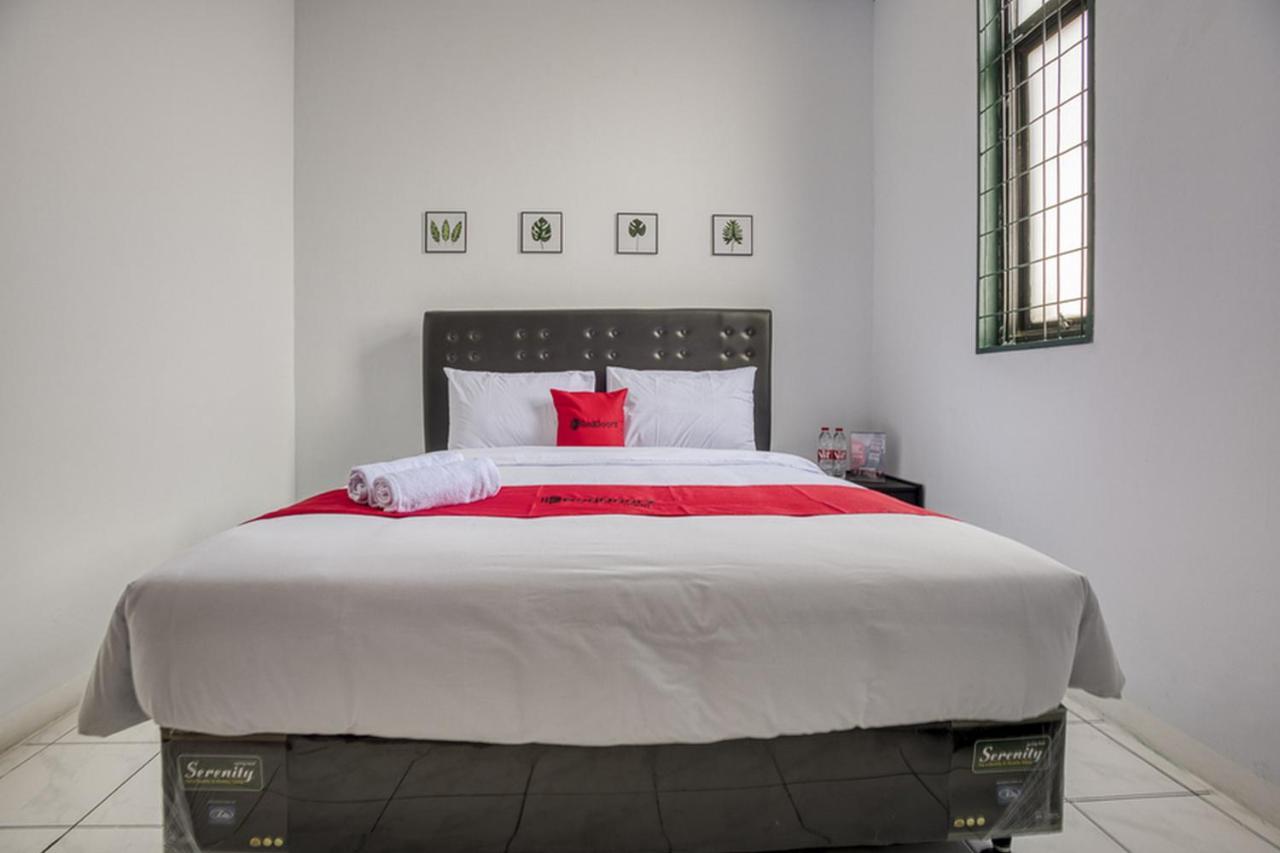 Reddoorz Plus Near Jakarta Kota Station Exterior photo