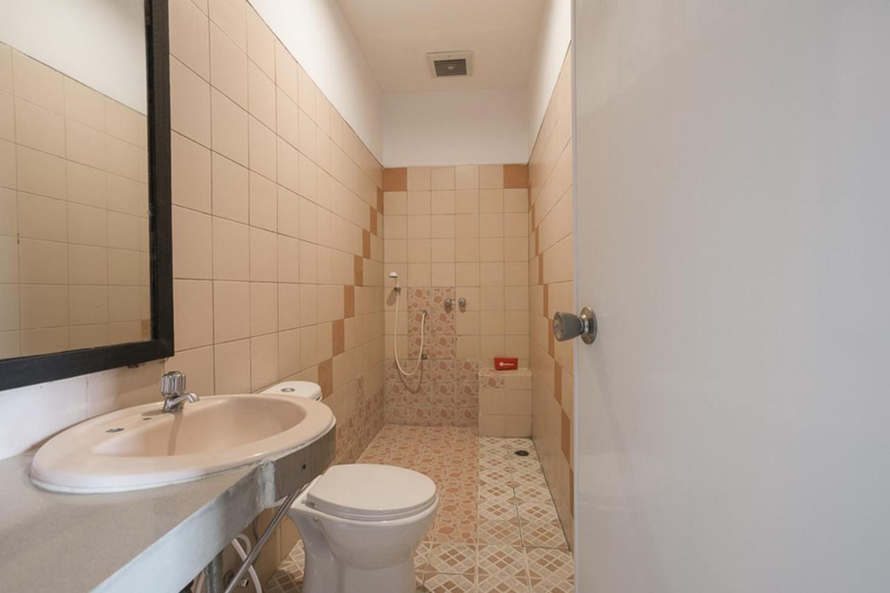 Reddoorz Plus Near Jakarta Kota Station Exterior photo